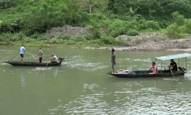 Tìm kiếm nạn nhân đuối nước. Ảnh: CB