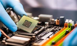 Ông Nguyễn Phú Hùng chia sẻ thông tin về các giải pháp thúc đẩy ngành công nghiệp bán dẫn ở Việt Nam tại họp báo chiều 9/10 của Bộ KH&CN