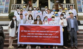 Một nhóm lao động Việt đang sang Campuchia thi chương trình kỹ năng đặc định