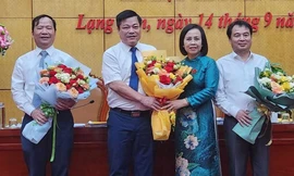 Tặng hoa cho một số vị vừa được bầu, miễn nhiệm chức vụ ủy viên UBND tỉnh Lạng Sơn. Ảnh: Duy Chiến 