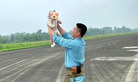 Đồng đội cùng gia đình đưa Thiếu tá Trần Ngọc Duy về quê hương