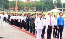 96 thủ khoa xuất sắc báo công, vào Lăng viếng Bác