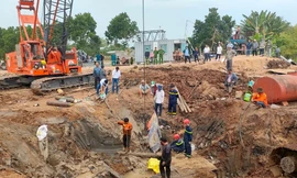 Sau hơn một ngày chưa thể cứu bé trai 10 tuổi rơi xuống trụ bê tông sâu 35m