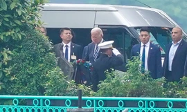 Tổng thống Mỹ Joe Biden thăm phù điêu cố thượng nghị sĩ John McCain