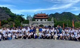 Thanh niên, sinh viên kiều bào dâng hương tại cố đô Hoa Lư, Ninh Bình 