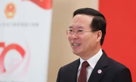 Chủ tịch nước Võ Văn Thưởng tặng tranh cho Đại sứ quán Việt Nam tại Nhật Bản. (Ảnh: TTXVN)