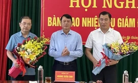 Lãnh đạo tỉnh Cao Bằng tặng hoa chúc mừng 2 cán bộ được luân chuyển, bổ nhiệm. Ảnh: T/M