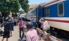 Điều cần cẩu 100 tấn xử lý sự cố tàu SE1 trật bánh tại Huế