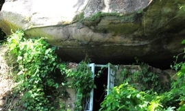 Một am đá trong núi Thị Vải Ảnh: Nguyên Anh 