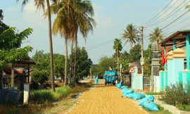 Con đường vào buôn chạy dọc ra cánh đồng lúa