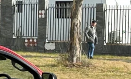 Úc nói rằng một nhà ngoại giao Nga (không phải người trong hình) bám trụ trong khu đất mà Úc không đồng ý để Nga xây đại sứ quán mới. (Ảnh: AP)