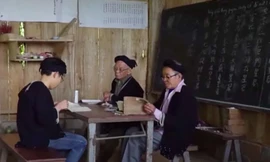 Một số học viên đang luyện chữ Nôm Dao tại bản Sưng