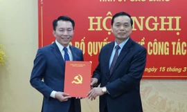 Ông Lương Tuấn Hùng (bìa trái) nhận Quyết định luân chuyển, bổ nhiệm .Ảnh: H.A