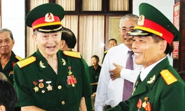 Từ trái qua phải: Phạm Xuân Ẩn, Nguyễn Thị Ba, Tư Cang Ảnh: Tư liệu 