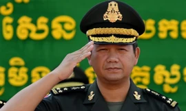 Thủ tướng Campuchia Hun Sen và con trai Hun Manet. Ảnh: Bangkok Post.