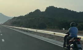 Xe máy chạy ào ào trên cao tốc Nha Trang - Cam Lâm