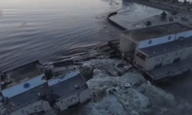 Lũ lụt Sau khi vỡ đập thuỷ điện Kakhovka buộc hàng ngàn người phải sơ tán. (Ảnh: AP)