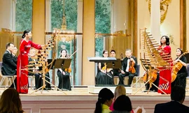 Dàn nhạc thính phòng Hà Nội có cả đàn bầu và đàn T’rưng phụ họa cùng nghệ sĩ Bùi Công Duy, các ca sĩ Tấn Minh, Khánh Ngọc biểu diễn trong phòng hòa nhạc Haydn-Saad tại Áo. Ảnh: TTXVN