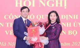 Phó Bí thư Thường trực Thành ủy Hà Nội Nguyễn Thị Tuyến trao quyết định bổ nhiệm cán bộ cho ông Nguyễn Văn Dũng
