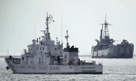 Dây chắn mà Trung Quốc thả xuống bãi Scarborough đã bị Philippines cắt đứt. (Ảnh: Reuters)