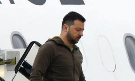 Tổng thống Ukraine Volodymir Zelensky đến sân bay Hiroshima chiều 20/5. (Ảnh: Reuters)