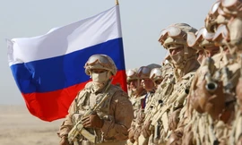 Một chiếc xe tăng bị phá huỷ ở làng Kuhari, ngoại ô thủ đô Kiev của Ukraine. (Ảnh: Getty) 