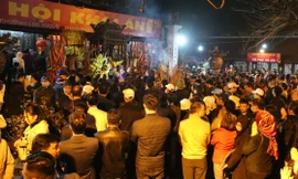 Vừa dứt khai ấn, người dân ùa vào đền Trần để lễ lúc nửa đêm