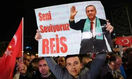 Những người ủng hộ Tổng thống Thổ Nhĩ Kỳ Recep Erdogan tụ tập bên ngoài trụ sở đảng AKP cầm quyền của ông sau khi các điểm bỏ phiếu đóng cửa ở Ankara ngày 15/5. Ảnh: Straits Times