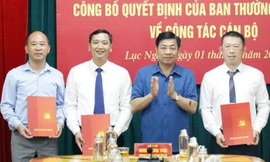 Bí thư Tỉnh ủy Bắc Giang Dương Văn Thái trao quyết định bổ nhiệm Trưởng Ban Tuyên giáo (thứ 2 bên trái), Bí thư Huyện ủy Lục Ngạn Vương Tuấn Nghĩa (đầu tiên bên phải) và Phó Chủ tịch Hội Nông dân tỉnh Bắc Giang Nguyễn Thế Thi.