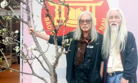 Nhà nghiên cứu Phạm Xuân Nguyên và tác giả bài viết bên cành hoa lê ở Hội thơ 2023