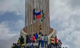 Người Niger treo cờ Nga trong cuộc tập trung ở Niamey ngày 3/8 để ủng hộ chính quyền quân sự. (Ảnh: AP)