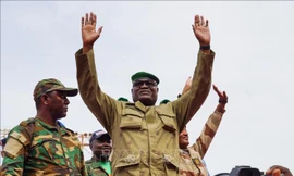 Người dân thủ đô Niamey xuống đường ngày 13/8 để phản đối ECOWAS và Pháp. (Ảnh: AP)