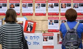 Hình ảnh một số người bị Hamas bắt làm con tin (ảnh chụp ngày 18/10 tại Tel Aviv, Israel). Ảnh: Getty