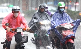 Cơn mưa vàng giải nhiệt sau mấy ngày nắng nóng kỷ lục ở Thủ đô