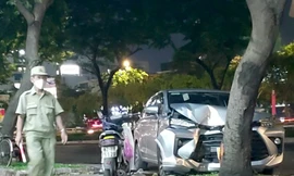 Tài xế và hành khách taxi công nghệ nghi mâu thuẫn, ô tô mất lái lao vào cây bên đường