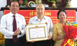 Nguyên Chủ tịch Uỷ ban Trung ương MTTQ Việt Nam Huỳnh Đảm nhận Huy hiệu 55 năm tuổi Đảng