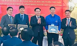 Lê Đức Thắng - Bí thư Ban cán sự Đoàn tại Cuba báo cáo với Chủ tịch Quốc hội và Đoàn đại biểu cấp cao Quốc hội nước ta tại Cuba 