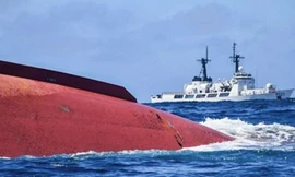 Con tàu vỏ đỏ lật úp trên biển