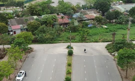 Tại tuyến đường đôi bỏ không ở phường Giang Biên, người dân lập sân đá cầu, nơi đỗ xe 