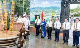 Chủ tịch nước Võ Văn Thưởng dâng hương tại Nghĩa trang Hàng Dương