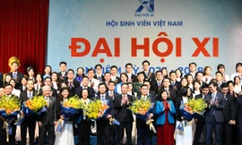 Chủ tịch nước Võ Văn Thưởng và Thường trực Ban Bí thư, Trưởng ban Tổ chức T.Ư Trương Thị Mai cùng các đại biểu tặng hoa chúc mừng Ban Chấp hành Hội SVVN khóa XI. ẢNH: NHƯ Ý