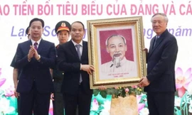 Đảng bộ, chính quyền nhân dân các dân tộc Lạng Sơn đón nhận chân dung chủ tịch Hồ Chí Minh. Ảnh: Duy Chiến 