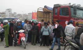 Rất đông người dân hiếu kỳ tập trung đến xem.