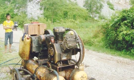 Việc khai thác đá ở đây rất chuyên nghiệp, ngoài nổ mìn, các chủ mỏ còn đầu tư nhiều máy móc, thiết bị