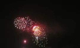 Lần đầu bắn pháo hoa tầm cao mừng Tết Dương lịch