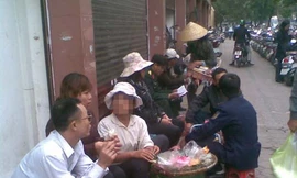 Chị N. hăng say kể về việc chị bị dụ đi bán trứng