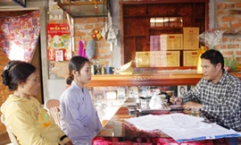 PV Tiền Phong tiếp xúc với hai mẹ con bà Nguyệt tại nhà Ảnh: Nguyễn Thành