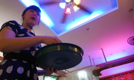 Các nhân viên của nhà hàng Bình Nhưỡng Quán phục vụ rất chu đáo