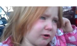 Bé gái 4 tuổi mệt mỏi vì bầu cử tổng thống Mỹ