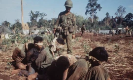 Cuộc chiến tranh 'thần thánh' gây chấn động thế giới